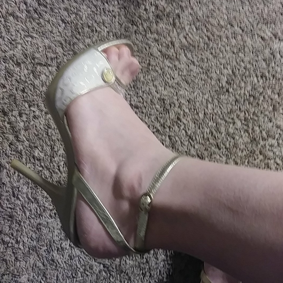 #93. Guess heels. 4inch. Size: 8.5 - Picture 3 of 8